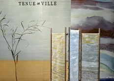 Tijdloos behangpapier van Tenue de Ville. De letterlijke betekenis: kleding die je naar de stad draagt en wordt daarom ook wel stadskledij genoemd.